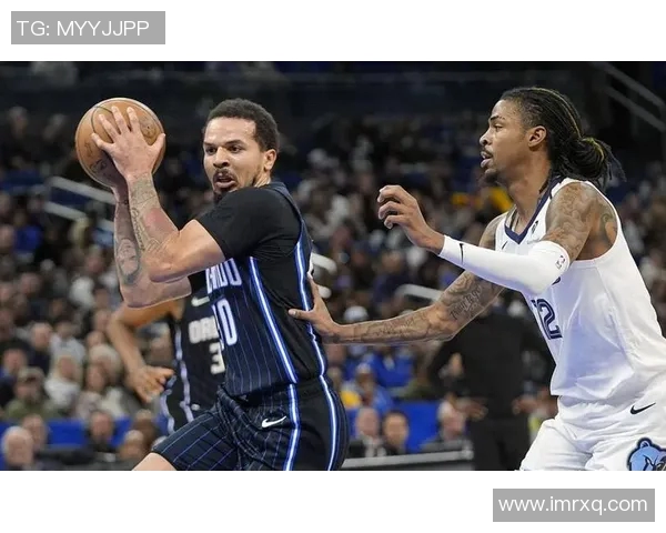 墨西哥赛场爵士与魔术的激烈对决引发篮球热潮